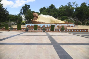 Tham Phu Wa Tapınağı 'ndaki kumtaşı uzanan Buda heykeli bir Tayland sanatı türüdür. Kırmızımsı kahverengi. Çok güzel ve karmaşık bir şablonu var. Tayland 'ın Kanchanaburi eyaletinde yer almaktadır..
