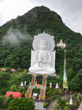 İlk vaaz veren Buda heykeli veya Dharmachakra performans duruşu 32 metre uzunluğunda ve 56 metre yüksekliğinde, ki bu Tayland 'ın en büyüğüdür. Tham Khao Prang Tapınağında. Tayland 'ın Lopburi şehrinde yer alıyor..