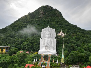 İlk vaaz veren Buda heykeli veya Dharmachakra performans duruşu 32 metre uzunluğunda ve 56 metre yüksekliğinde, ki bu Tayland 'ın en büyüğüdür. Tham Khao Prang Tapınağında. Tayland 'ın Lopburi şehrinde yer alıyor..
