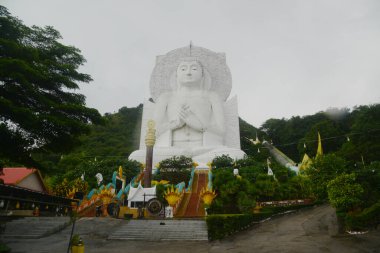 İlk vaaz veren Buda heykeli veya Dharmachakra performans duruşu 32 metre uzunluğunda ve 56 metre yüksekliğinde, ki bu Tayland 'ın en büyüğüdür. Tham Khao Prang Tapınağında. Tayland 'ın Lopburi şehrinde yer alıyor..