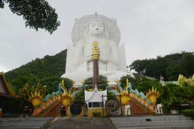İlk vaaz veren Buda heykeli veya Dharmachakra performans duruşu 32 metre uzunluğunda ve 56 metre yüksekliğinde, ki bu Tayland 'ın en büyüğüdür. Tham Khao Prang Tapınağında. Tayland 'ın Lopburi şehrinde yer alıyor..