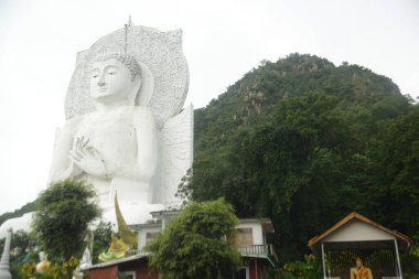 İlk vaaz veren Buda heykeli veya Dharmachakra performans duruşu 32 metre uzunluğunda ve 56 metre yüksekliğinde, ki bu Tayland 'ın en büyüğüdür. Tham Khao Prang Tapınağında. Tayland 'ın Lopburi şehrinde yer alıyor..