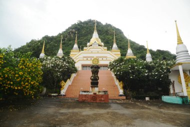 Dokuz Yod Chedi veya Navalokutra Chedi Buda 'nın kalıntılarını ve meditasyon alanında Budist keşişlerin kalıntılarını barındıran bir tapınaktır. Tham Khao Prang Tapınağında InLopburi, Tayland.