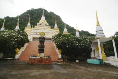 Dokuz Yod Chedi veya Navalokutra Chedi Buda 'nın kalıntılarını ve meditasyon alanında Budist keşişlerin kalıntılarını barındıran bir tapınaktır. Tham Khao Prang Tapınağında InLopburi, Tayland.