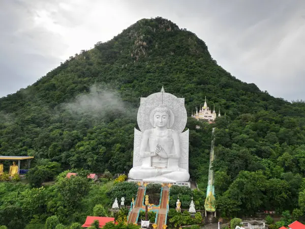 İlk vaaz veren Buda heykeli veya Dharmachakra performans duruşu 32 metre uzunluğunda ve 56 metre yüksekliğinde, ki bu Tayland 'ın en büyüğüdür. Tham Khao Prang Tapınağında. Tayland 'ın Lopburi şehrinde yer alıyor..