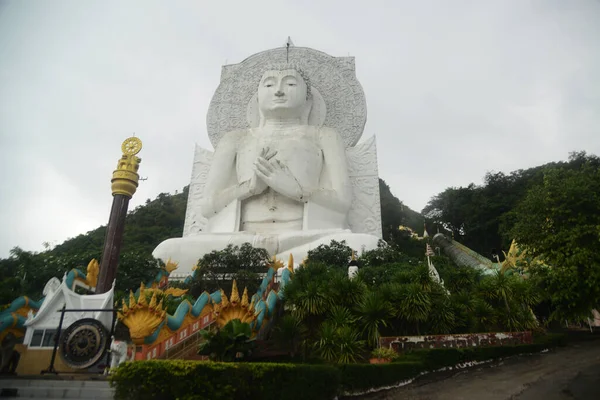 İlk vaaz veren Buda heykeli veya Dharmachakra performans duruşu 32 metre uzunluğunda ve 56 metre yüksekliğinde, ki bu Tayland 'ın en büyüğüdür. Tham Khao Prang Tapınağında. Tayland 'ın Lopburi şehrinde yer alıyor..