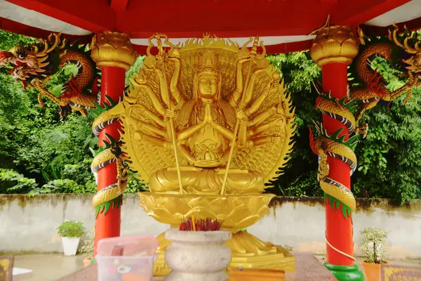 Tham Khao Prang Tapınağı 'ndaki Nine Yod Chedi ya da Navalokutra Chedi yakınlarında küçük bir pavyona oyulmuş binlerce altın elli Guan Yin. Tayland Lopburi Eyaleti 'nde yer almaktadır..