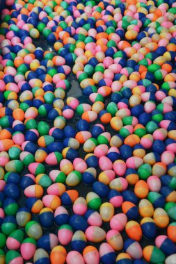 Şanslı kazananı bulmak ve ödül kazanmak için şans oyunları oynayan şanslı plastik topların dokusu ve arka planı.