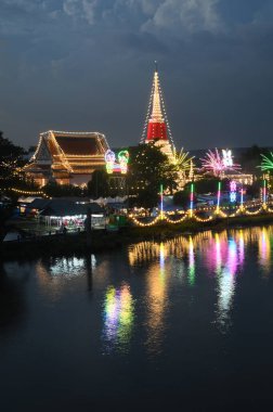 Phra Samut Chedi, Samut Prakan şehrinin mührü olduğu zaman, en önemli ibadethanenin alacakaranlık zamanıdır. Phra Chedi suyun ortasında. Tayland 'ın Samut Prakan ilinde yer almaktadır..