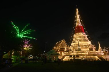 Samut Prakan, Tayland - 11 Kasım 2023: Phra Samut Chedi Samut Prakan şehrinin mührü olduğu zaman en önemli ibadethanenin gece vaktidir. Phra Chedi suyun ortasında..