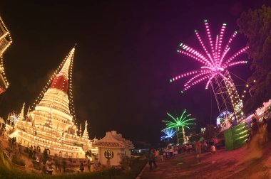 Samut Prakan, Tayland - 11 Kasım 2023: Phra Samut Chedi Samut Prakan şehrinin mührü olduğu zaman en önemli ibadethanenin gece vaktidir. Phra Chedi suyun ortasında..