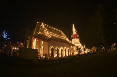 Samut Prakan, Tayland - 11 Kasım 2023: Phra Samut Chedi Samut Prakan şehrinin mührü olduğu zaman en önemli ibadethanenin gece vaktidir. Phra Chedi suyun ortasında..