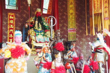 Wat Tha Mai Tapınağı 'nın sunağında Guan Yu (Onur Tanrısı) ile birlikte ana salonda Konfüçyüs Tapınağı Tayland Samut Sakhon şehrinin ortasında yer almaktadır..