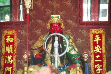 Wat Tha Mai Tapınağı 'nın sunağında Guan Yu (Onur Tanrısı) ile birlikte ana salonda Konfüçyüs Tapınağı Tayland Samut Sakhon şehrinin ortasında yer almaktadır..