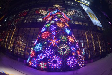 BANGKOK, THAILAND - 5 Aralık 2023: Emsphere mağazasındaki Noel Ağacı Kutlamasında ışık süslemeleri ve Bangkok 'un başkentinde Mutlu Yıllar.