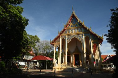 Budizm 'deki Tayland Kilisesi Tayland' da yaygın olarak görülen bir sanattır. Wat Thewa Sangkharam, 200 yıldan uzun bir yaşla ünlü eski bir tapınaktır. Tayland 'ın Kanchanaburi eyaletinde yer almaktadır..