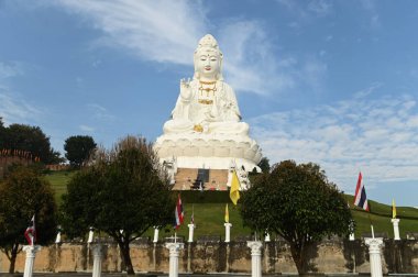 Guan Yin Bodhisattva Heykeli Tayland 'ın en büyük Kuan Yin heykeli. Yaklaşık 79 metre yüksekliğe sahiptir ve bir tepenin üzerindedir. Olağanüstü ve zarif görünüyor. Tayland 'ın Chaing Rai ilindeki AT Wat Huay Pla Kang tapınağı.