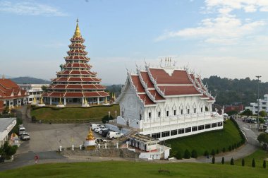 Phop Chok Thamachedi Phra Maha Chedi, dokuz katlı, çağdaş bir mimari tarzı var. Dış yüzeyi katmanlar ve şapeller halinde inşa edilmiştir. AT Wat Huay Pla Kang tapınağı. Tayland 'ın Chiang Rai Eyaleti' nde..