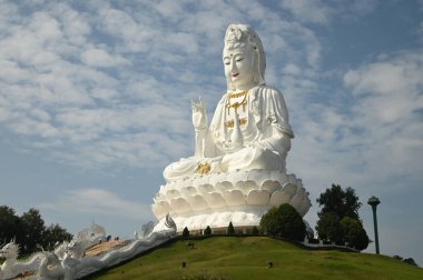 Guan Yin Bodhisattva Heykeli Tayland 'ın en büyük Kuan Yin heykeli. Yaklaşık 79 metre yüksekliğe sahiptir ve bir tepenin üzerindedir. Olağanüstü ve zarif görünüyor. Tayland 'ın Chaing Rai ilindeki AT Wat Huay Pla Kang tapınağı.