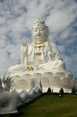 Guan Yin Bodhisattva Heykeli Tayland 'ın en büyük Kuan Yin heykeli. Yaklaşık 79 metre yüksekliğe sahiptir ve bir tepenin üzerindedir. Olağanüstü ve zarif görünüyor. Tayland 'ın Chaing Rai ilindeki AT Wat Huay Pla Kang tapınağı.