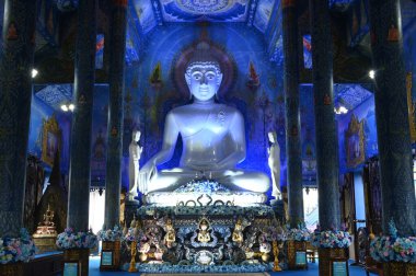 Büyük, inci beyazı Buda imgesine Phra Buddha Ratchamongkhon Bodi Trilokanat denir. Buda 'nın kutsal olduğu anlamına gelir. Hükümranlığın efendisi, üç dünyanın sığınağı ol. Chaing Rai, Tayland 'daki Wat Rong Suea 10 tapınağında..