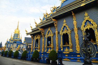 Phra Ket Kaew Chulamanee 'nin içinde Buda' nın yadigarları var. Wat Rong Suea 10 tapınağındaki seçkin ve güzel bir kilise. Tayland 'ın Chiang Rai Eyaleti' nde..