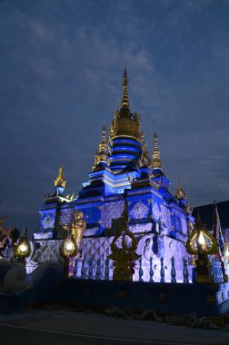 Phra 'nın gece sahnesi Ket Kaew Chulamanee' nin içinde Buda 'nın yadigarları olan Wat Rong Suea Ten tapınağında olağanüstü ve güzel bir çağdaş sanattır. Tayland 'ın Chiang Rai Eyaleti' nde..