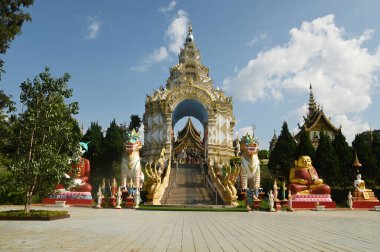 Büyük kemer ayırt edicidir. Çeşitli mimari ve binalarla çok güzel. Wat Saeng Kaew Phothiyan tapınağında nefis bir parça. Tayland 'ın Chiang Rai Eyaleti' nde..