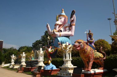 Phra Phit Ganesha ve kaplan muhafızlarının büyük açık hava heykelleri Wat Saeng Kaew Phothiyan tapınağında kutsanmıştır. Tayland 'ın Chiang Rai Eyaleti' nde..
