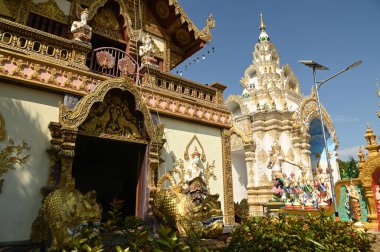 Büyük kemer ayırt edicidir. Çeşitli mimari ve binalarla çok güzel. Wat Saeng Kaew Phothiyan tapınağında nefis bir parça. Tayland 'ın Chiang Rai Eyaleti' nde..