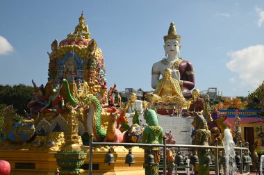 Phra Sri Ariyamettriya Borom Bodhiyan, yaklaşık 50 metre yüksekliğinde, açık havada oturan bir Buda heykeli ve asil bir keşiş. Wat Saeng Kaew Phothiyan 'da kutsanmıştır. Tayland 'ın Chiang Rai Eyaleti' nde..