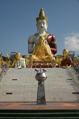 Phra Sri Ariyamettriya Borom Bodhiyan, yaklaşık 50 metre yüksekliğinde, açık havada oturan bir Buda heykeli ve asil bir keşiş. Wat Saeng Kaew Phothiyan 'da kutsanmıştır. Tayland 'ın Chiang Rai Eyaleti' nde..