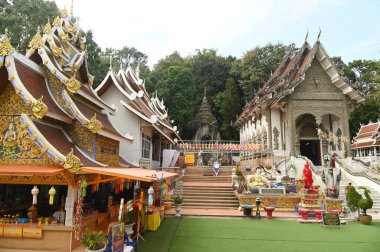 Wat Phra Pha Ngao tapınağı eski bir tarihi olan güzel bir tapınaktır. Gölgeli dağ ormanlarıyla çevrili Lanna mimarisine. Tayland 'ın Chiang Rai Eyaleti' nde..