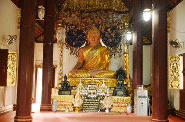 Kilisenin ana Buda heykeli olarak duran büyük Buda heykeli. Wat Phra Chom Kitti 'ye göre, eğer tapınmaya gelirseniz, iyi bir talih bulacaksınız. Tayland 'ın Chiang Rai Eyaleti' nde..