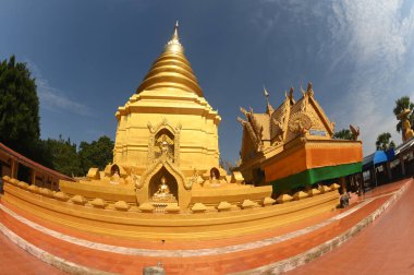 Chom Sak Tapınağı 'ndaki Wat Phra' ya göre, hürmet gösterirseniz, azami refah kazanacaksınız ve sihirli bir şekilde hayatınızda sadece iyi şeyler yaşayacaksınız. Tayland 'ın Chiang Rai Eyaleti' nde..