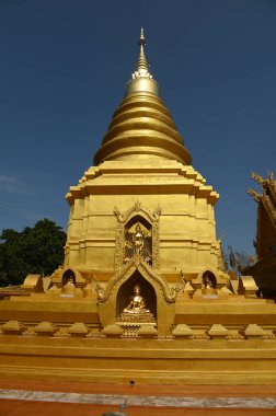 Chom Sak Tapınağı 'ndaki Wat Phra' ya göre, hürmet gösterirseniz, azami refah kazanacaksınız ve sihirli bir şekilde hayatınızda sadece iyi şeyler yaşayacaksınız. Tayland 'ın Chiang Rai Eyaleti' nde..