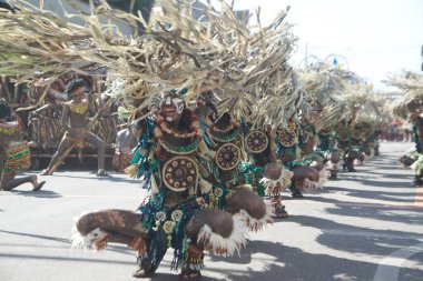 ILOILO, Filipinler - 26 Ocak 2020: Dinagyang festivaline katılan Dinagyang Santo Nio onuruna düzenlenen dini ve kültürel festival, küresel bir festival olarak kabul ediliyor ve Filipinler 'deki Festivaller Kraliçesi olarak adlandırılıyor..