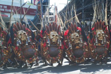 ILOILO, Filipinler - 26 Ocak 2020: Dinagyang festivaline katılan Dinagyang Santo Nio onuruna düzenlenen dini ve kültürel festival, küresel bir festival olarak kabul ediliyor ve Filipinler 'deki Festivaller Kraliçesi olarak adlandırılıyor..