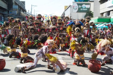 ILOILO, Filipinler - 26 Ocak 2020: Dinagyang festivaline katılan Dinagyang Santo Nio onuruna düzenlenen dini ve kültürel festival, küresel bir festival olarak kabul ediliyor ve Filipinler 'deki Festivaller Kraliçesi olarak adlandırılıyor..