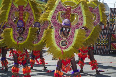 ILOILO, Filipinler - 26 Ocak 2020: Dinagyang festivaline katılan Dinagyang Santo Nio onuruna düzenlenen dini ve kültürel festival, küresel bir festival olarak kabul ediliyor ve Filipinler 'deki Festivaller Kraliçesi olarak adlandırılıyor..