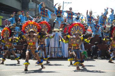 ILOILO, Filipinler - 26 Ocak 2020: Dinagyang Festivali katılımcıları. Bu festival Santo Nio onuruna düzenlenen dini ve kültürel bir festival, küresel bir festival olarak kabul ediliyor ve Filipinler 'de 