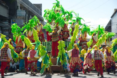 ILOILO, Filipinler - 26 Ocak 2020: Dinagyang Festivali katılımcıları. Bu festival Santo Nio onuruna düzenlenen dini ve kültürel bir festival, küresel bir festival olarak kabul ediliyor ve Filipinler 'de 