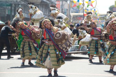 ILOILO, Filipinler - 26 Ocak 2020: Dinagyang Festivali katılımcıları. Bu festival Santo Nio onuruna düzenlenen dini ve kültürel bir festival, küresel bir festival olarak kabul ediliyor ve Filipinler 'de 