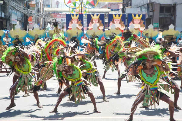 ILOILO, Filipinler - 26 Ocak 2020: Dinagyang festivaline katılan Dinagyang Santo Nio onuruna düzenlenen dini ve kültürel festival, küresel bir festival olarak kabul ediliyor ve Filipinler 'deki Festivaller Kraliçesi olarak adlandırılıyor..