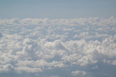Gökyüzü görünümünün doğa arkaplanı ve yukarıdan gelen yığınlar. 