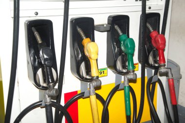 Yakıt istasyonu için renkli hortumlar çalışıyor. Benzin istasyonlarında enjeksiyon başlıkları var. Birçok çeşit yakıt enjektörü farklı renklerde gelir..