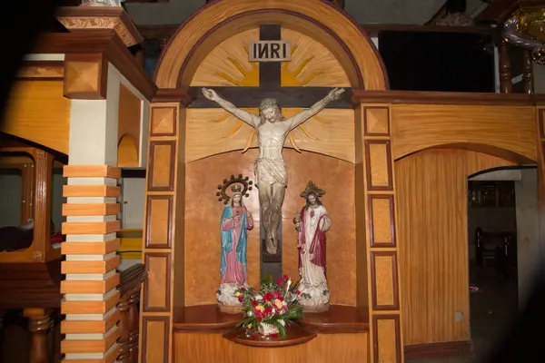 Kutsal Ayin Manastırı 'ndaki Cross Tahta Heykeller' e İsa Mesih 'in çarmıha gerilmesi. Aynı zamanda Lindogon 'un Hanımefendisi olarak da bilinir ve genellikle Simala Tapınağı ya da Simala Cebu, Filipinler Kilisesi olarak da bilinir..