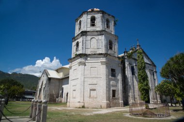 Oslob Harabeleri (Oslob Müzesi) veya Cebu, Filipinler 'deki Oslob Kilisesi. Bu harika bir mercan yapısı. 1800 'lerin sonlarında İspanyol askerlerine ev sahipliği yapmaya başlamış ama 1899' da durdurulmuş. Kömür taşı inşaatı bir çan kulesi kullanılarak yapılmış.. 