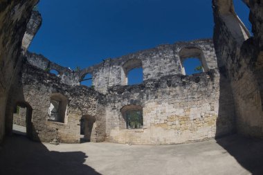 Oslob Harabeleri (Oslob Müzesi) veya Cebu, Filipinler 'deki Oslob Kilisesi. Bu harika bir mercan yapısı. 1800 'lerin sonlarında İspanyol askerlerine ev sahipliği yapmaya başlamış ama 1899' da durdurulmuş. Kömür taşı inşaatı bir çan kulesi kullanılarak yapılmış.. 
