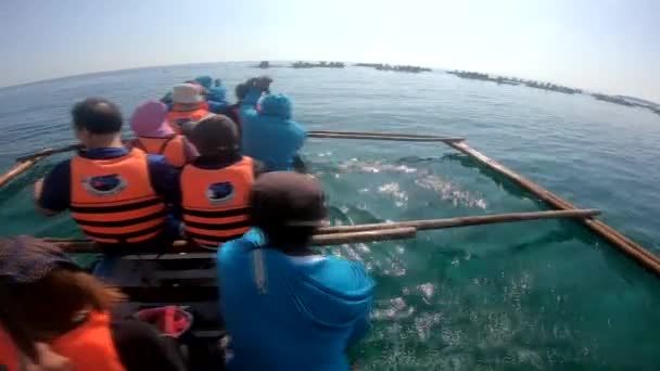 セブ島 フィリピン 2020年1月28日 フィリピンのセブ島 オスロブ島で 地元のフィリピン人のボートやアウトリガーボートを訪問した ストック動画
